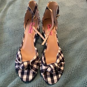 NEW Betsy Johnson Ivee Gingham bow heels - size 8.5